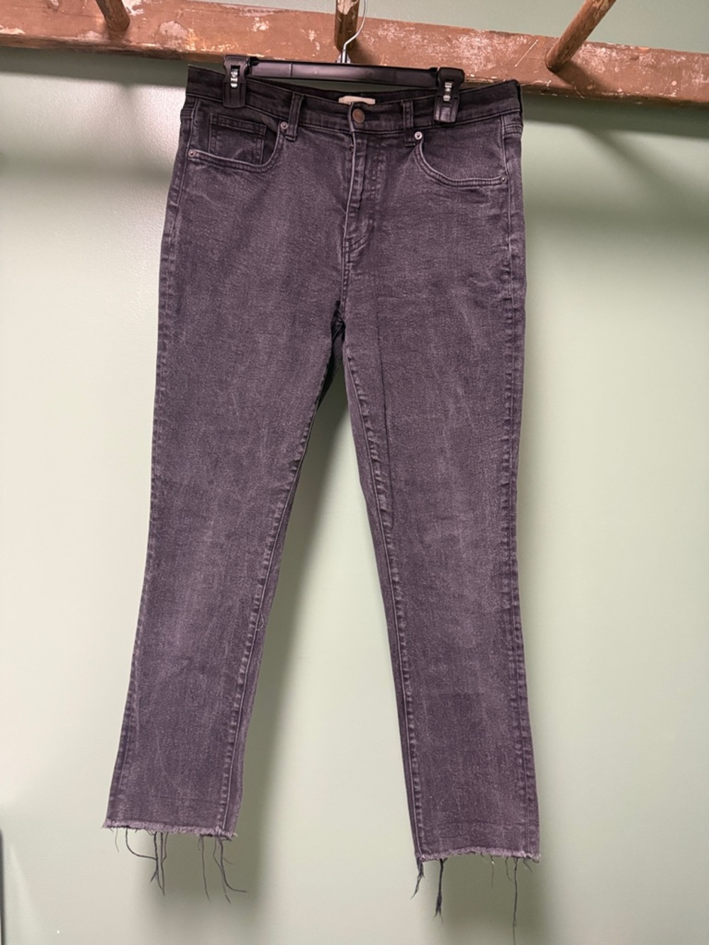 Cropped Frayed-Hem Skinny Jeans in Washed Black